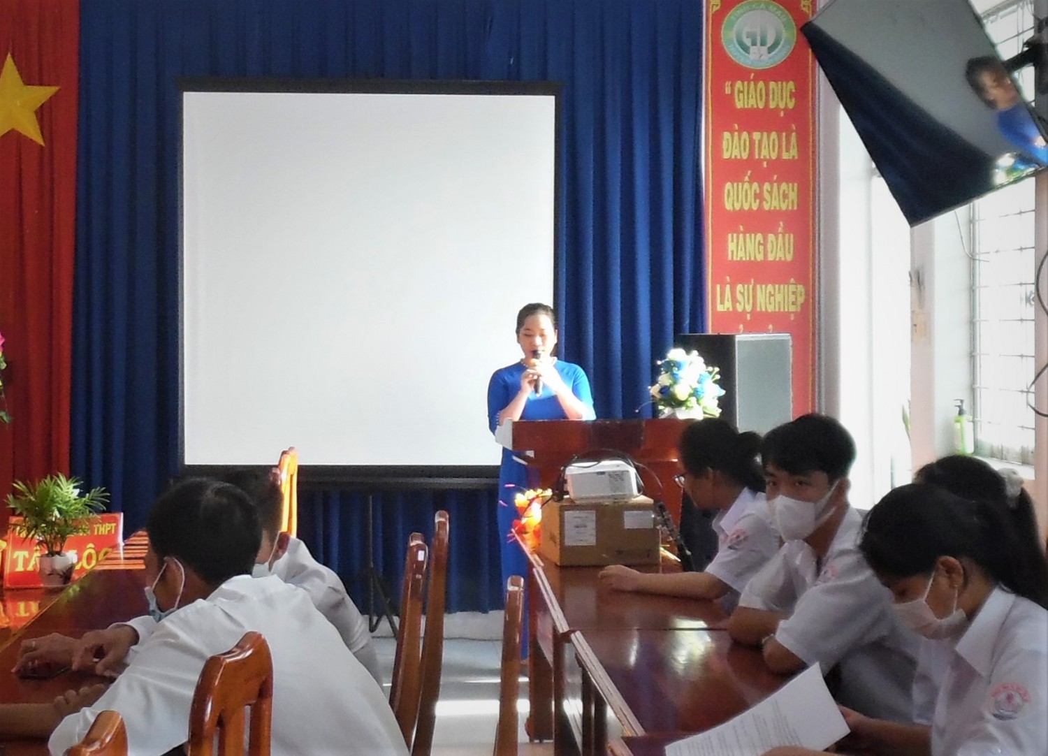 Hình ảnh 1 Cô Lê Hồng Nghi phát biểu ôn lại truyền thống lịch sử ngày 20 tháng 10a
