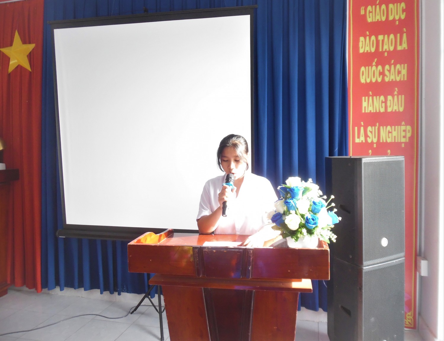 Hình ảnh 2 Em Huỳnh Ngọc Hân Đại diện học sinh toàn trường phát biểu cảm nghĩ và gửi lời tri ân sâu sắc đến quý cô giáo