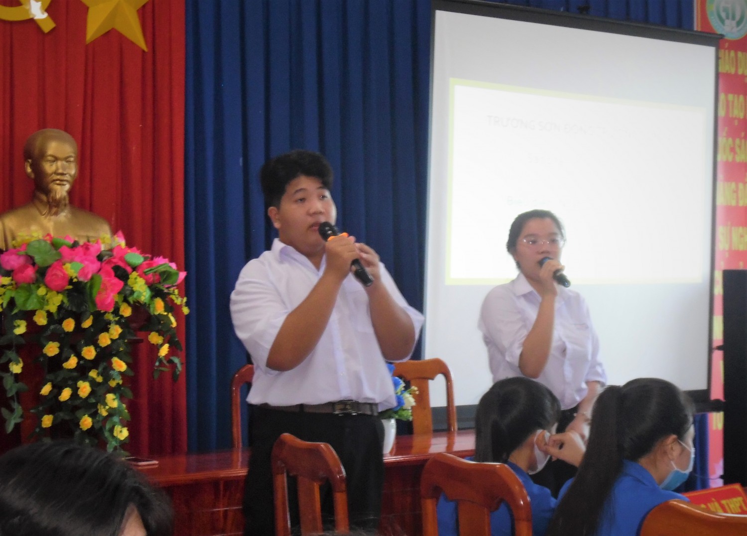 Hinh anh 3 Đoàn viên sinh hoạt văn nghệ
