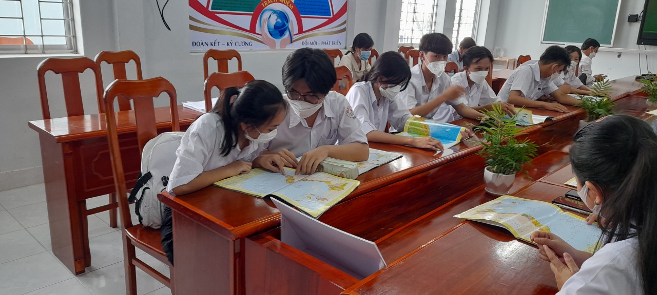 học sinh thảo luận, phan tích At