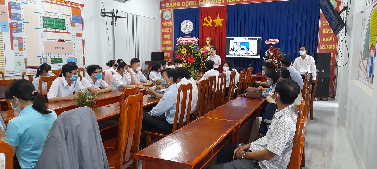 HS giao lưu tại diễn đàn