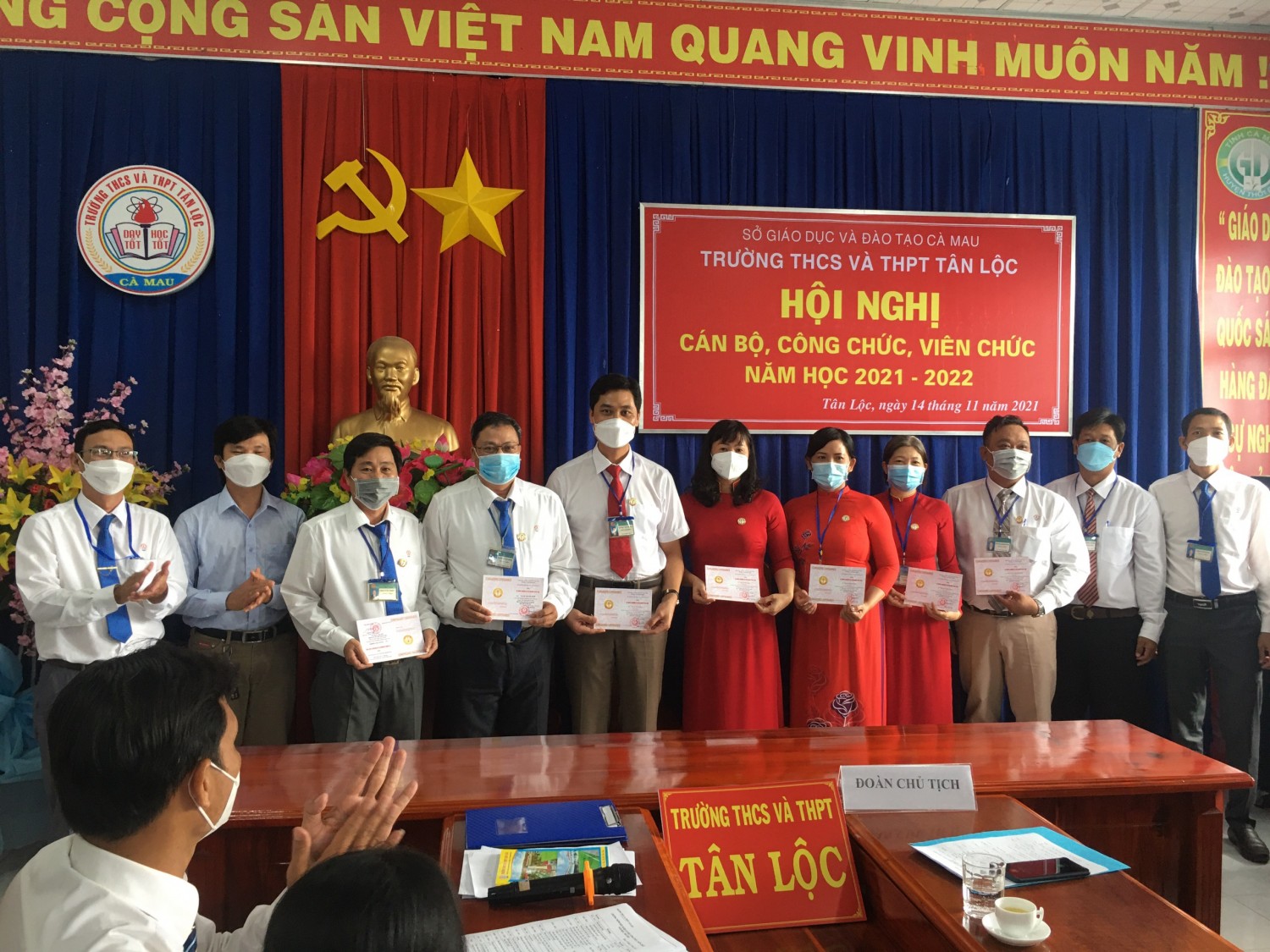 Thầy cô đc tặng kỉ niệm chương