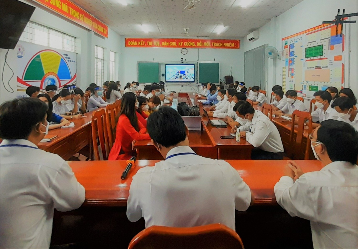 Hình 2 Không khí buổi lễ chào cờ phát trực tiếp hội trường