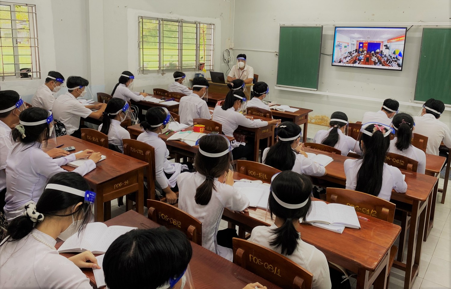 Hình 3 Học sinh hào hứng dự lễ chào cờ tại lớp học
