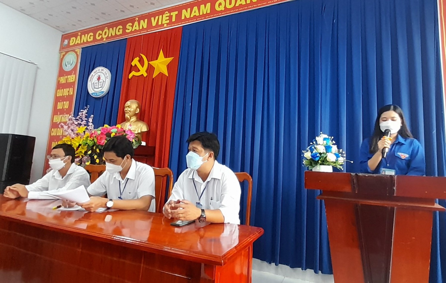 Hình 4 Bí thư Đoàn trường phổ biến, nhắc nhở những nội quy khi học trực tiếp tại trường
