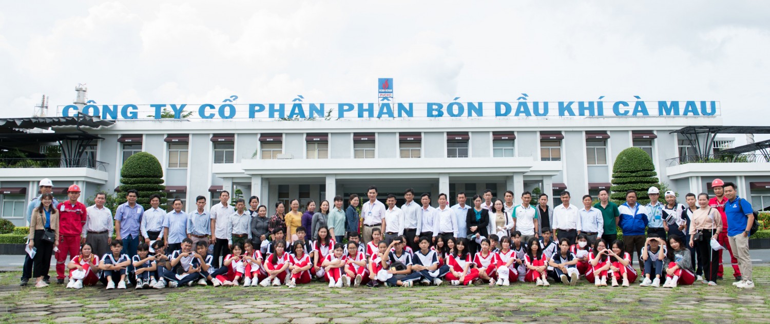 HỌC SINH CỦA TRƯỜNG THAM QUAN NHÀ MÁY ĐẠM CÀ MAU
