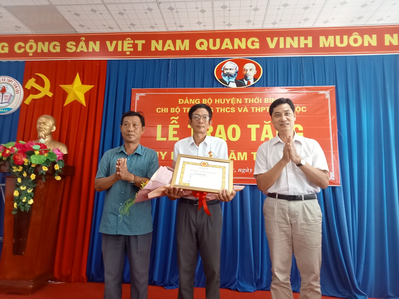 CHI BỘ TRƯỜNG TỔ CHỨC LỄ TRAO TẶNG HUY HIỆU 30 NĂM TUỔI ĐẢNG