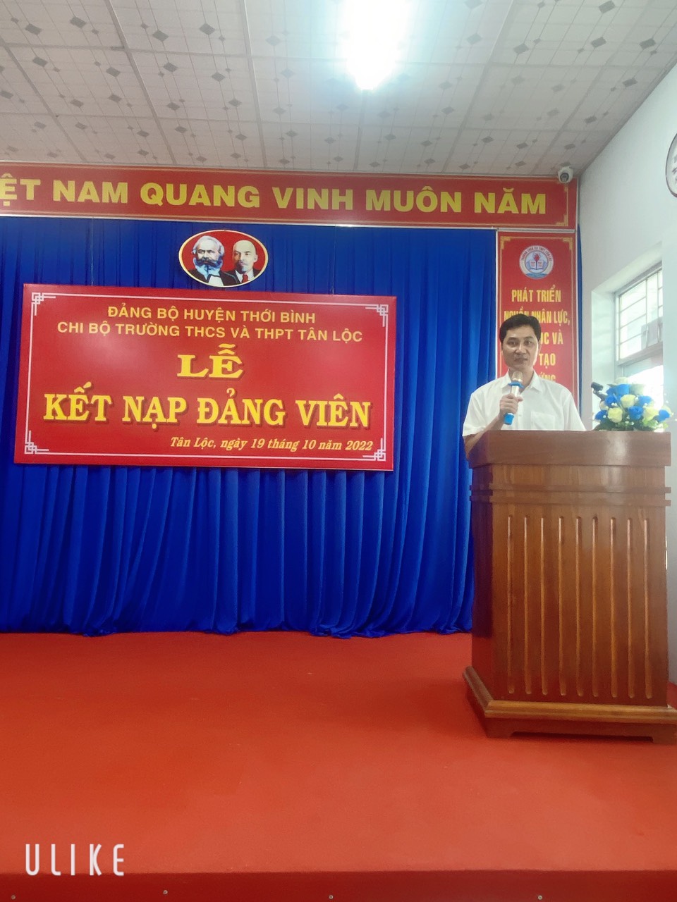 CHI BỘ TRƯỜNG THCS VÀ THPT TÂN LỘC TỔ CHỨC LỄ KẾT NẠP ĐẢNG VIÊN MỚI