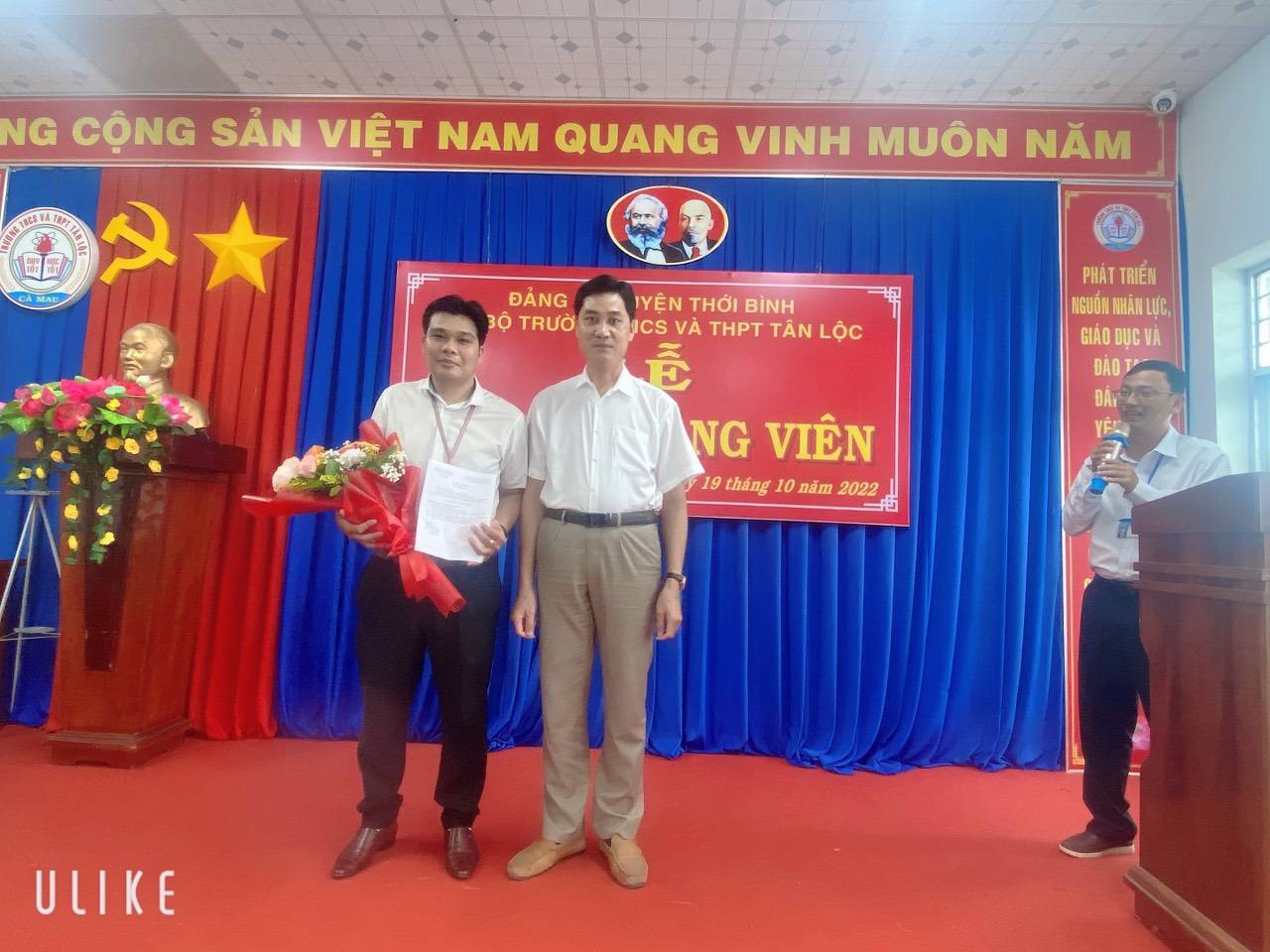 Bí thư chi bộ trao quyết định và hoa cho Đảng viên mới