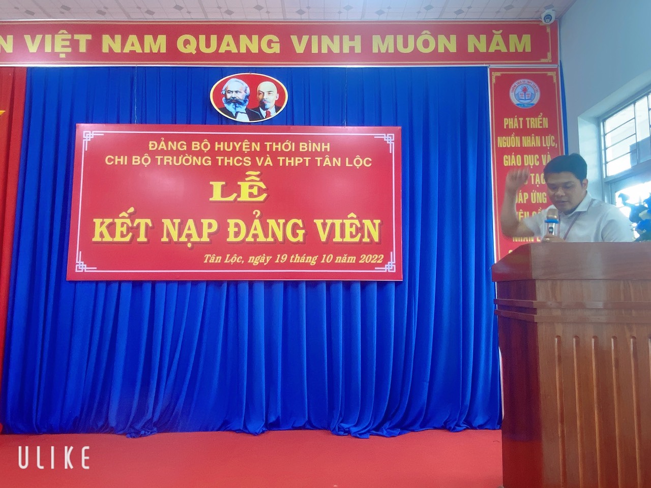 Đảng viên mới tuyên thệ