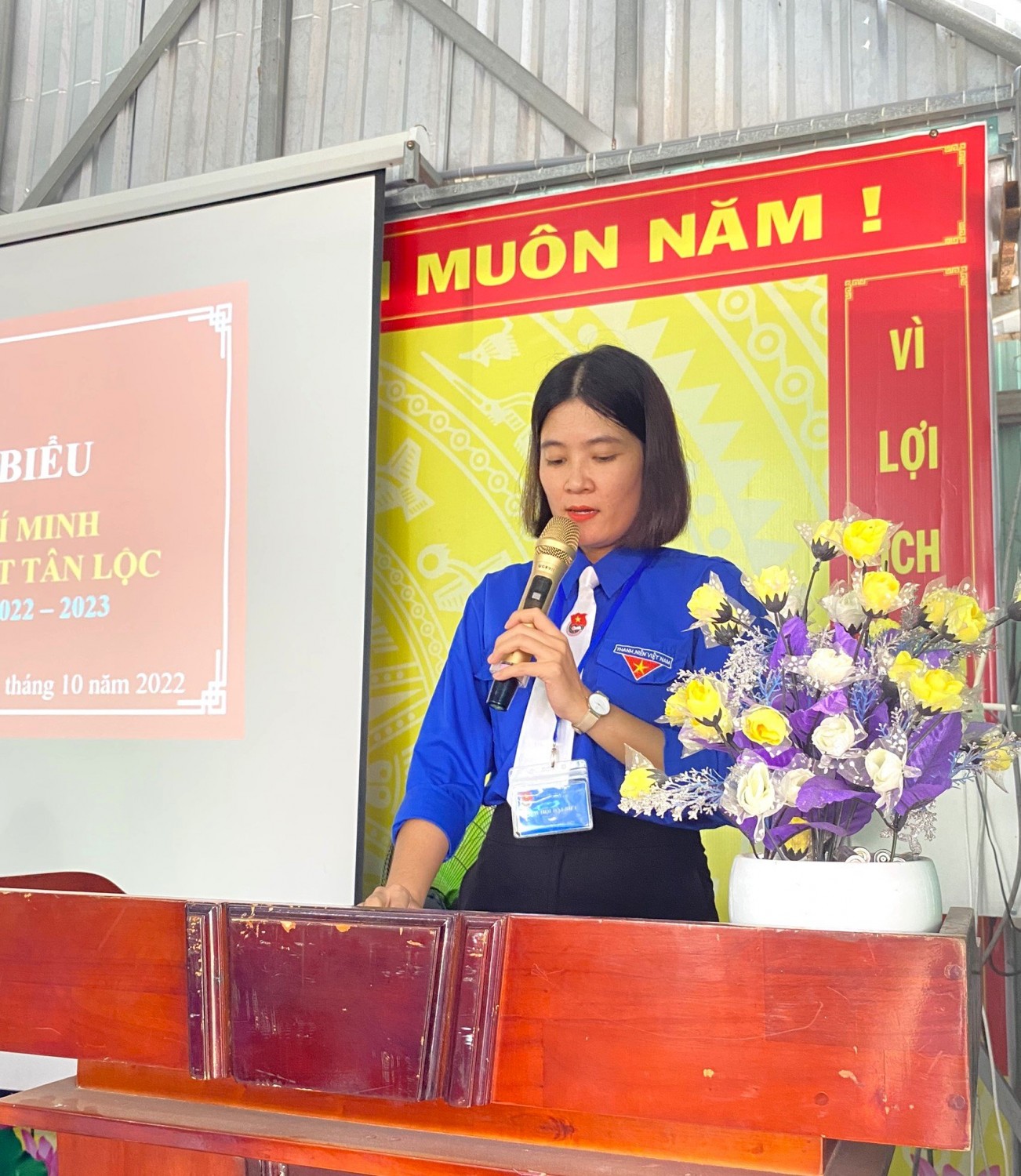 Đông chí Đỗ Mộng Cầm Bí thư Đoàn trường phát biểu