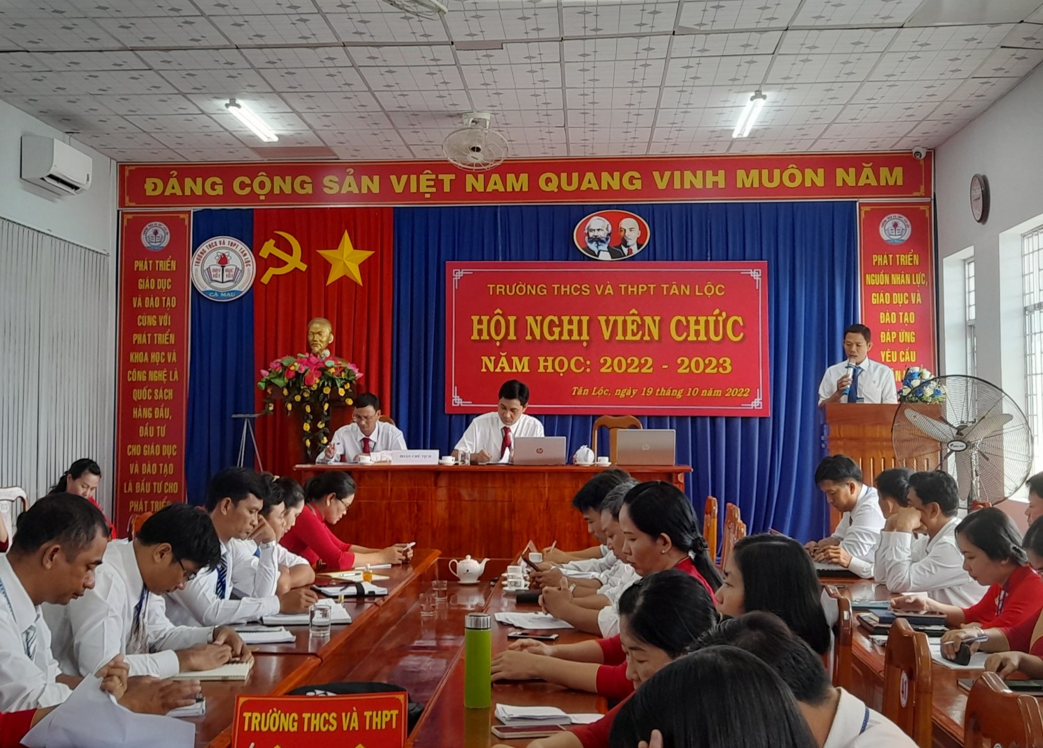 Đồng chí phan Long Hải phát biểu