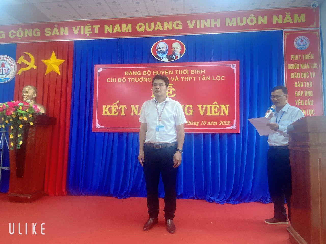 Quần chúng Nguyễn Đức Dũng trang nghiêm nghe đọc Quyết định Kết nạp Đảng viên