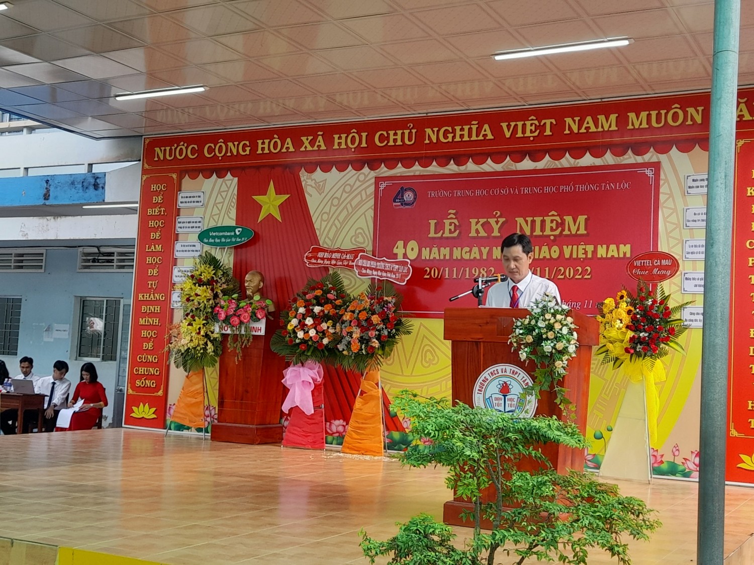 Thầy Trần Văn Dũng phát biểu