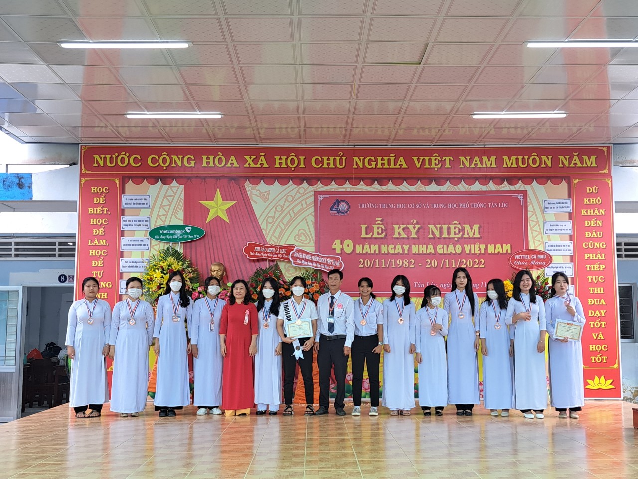 TRAO GIẢI BÓNG CHUYỀN N]