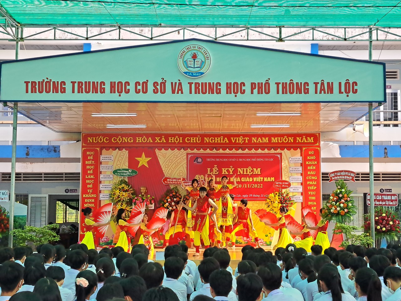TRƯỜNG THCS-THPT TÂN LỘC LONG TRỌNG TỔ CHỨC BUỔI LỄ CHÀO MỪNG NGÀY NHÀ GIÁO VIỆT NAM 20-11