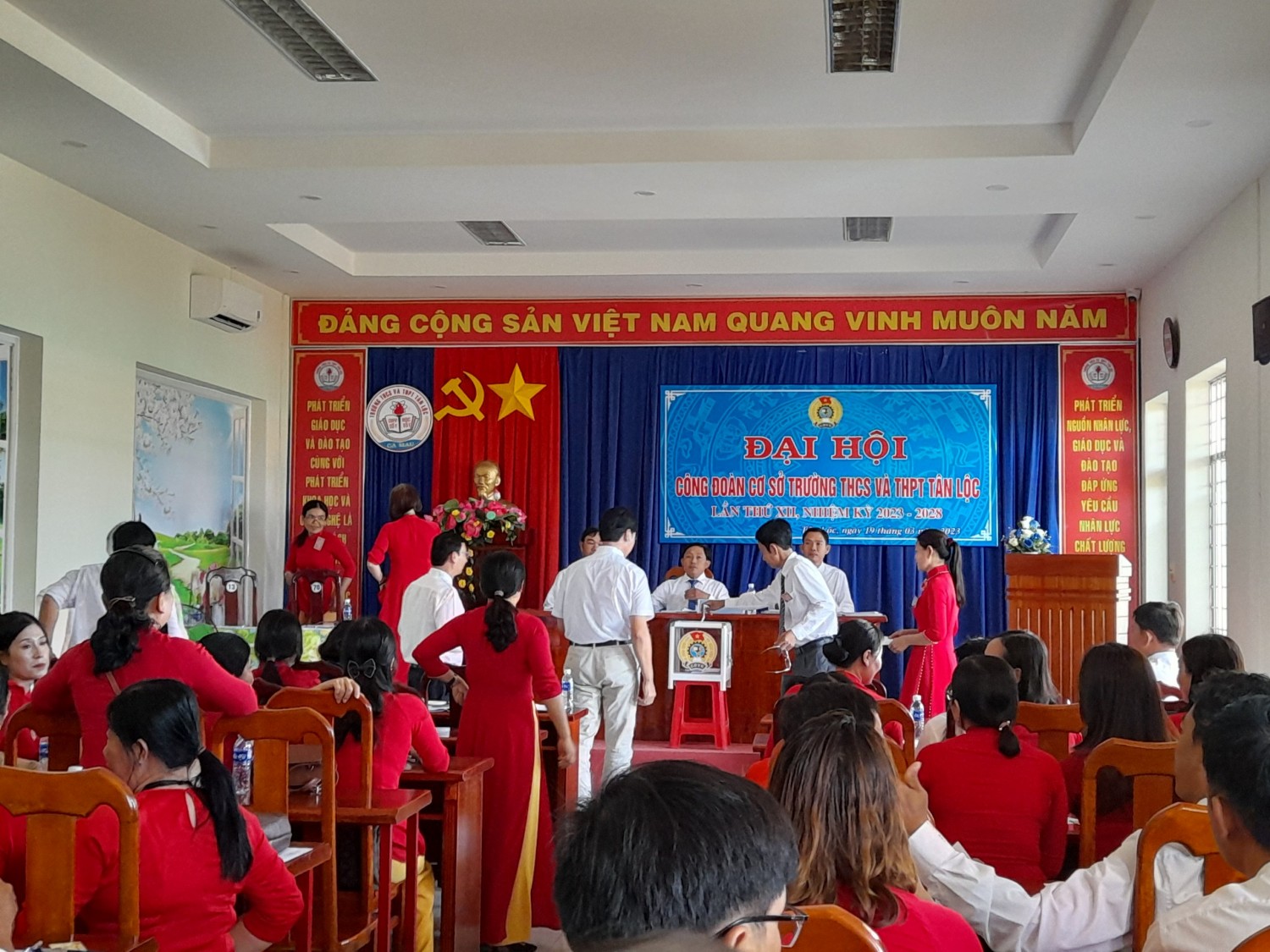 ĐẠI HỘI BỎ PHIẾU