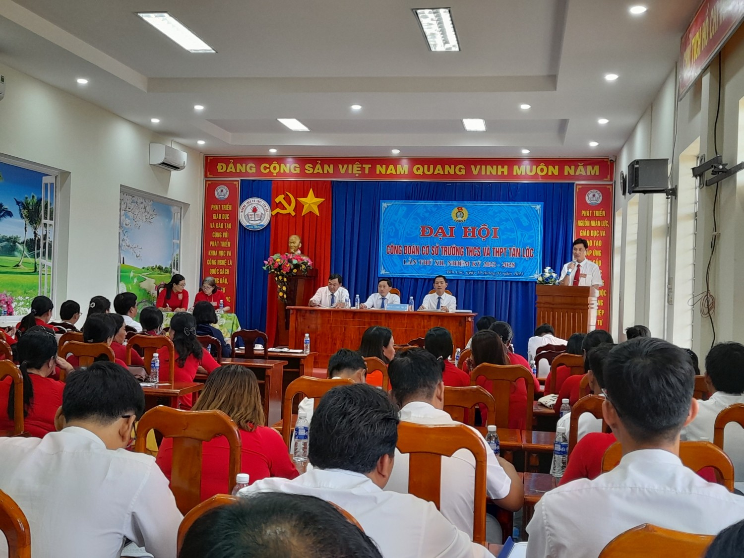 ĐỒNG CHÍ TRẦN VĂN DŨNG HIỆU TRƯỞNG PHÁT BIỂU TRƯỚC ĐẠI HỘI