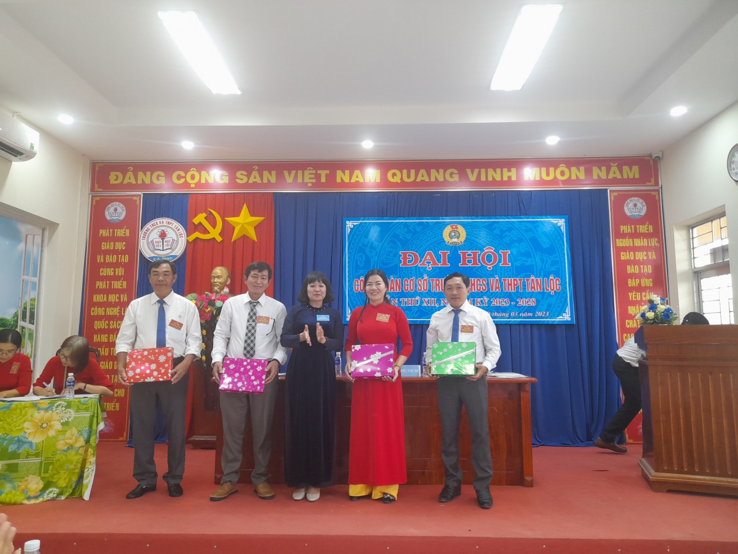 TẶNG QUÀ BCH HẾT NHIỆM KÌ