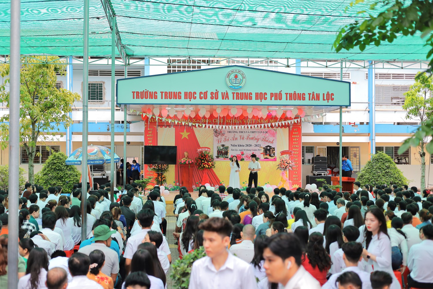 NHÀ TRƯỜNG TỔ CHỨC LỄ TRI ÂN VÀ TRƯỞNG THÀNH CHO HỌC SINH KHỐI 12