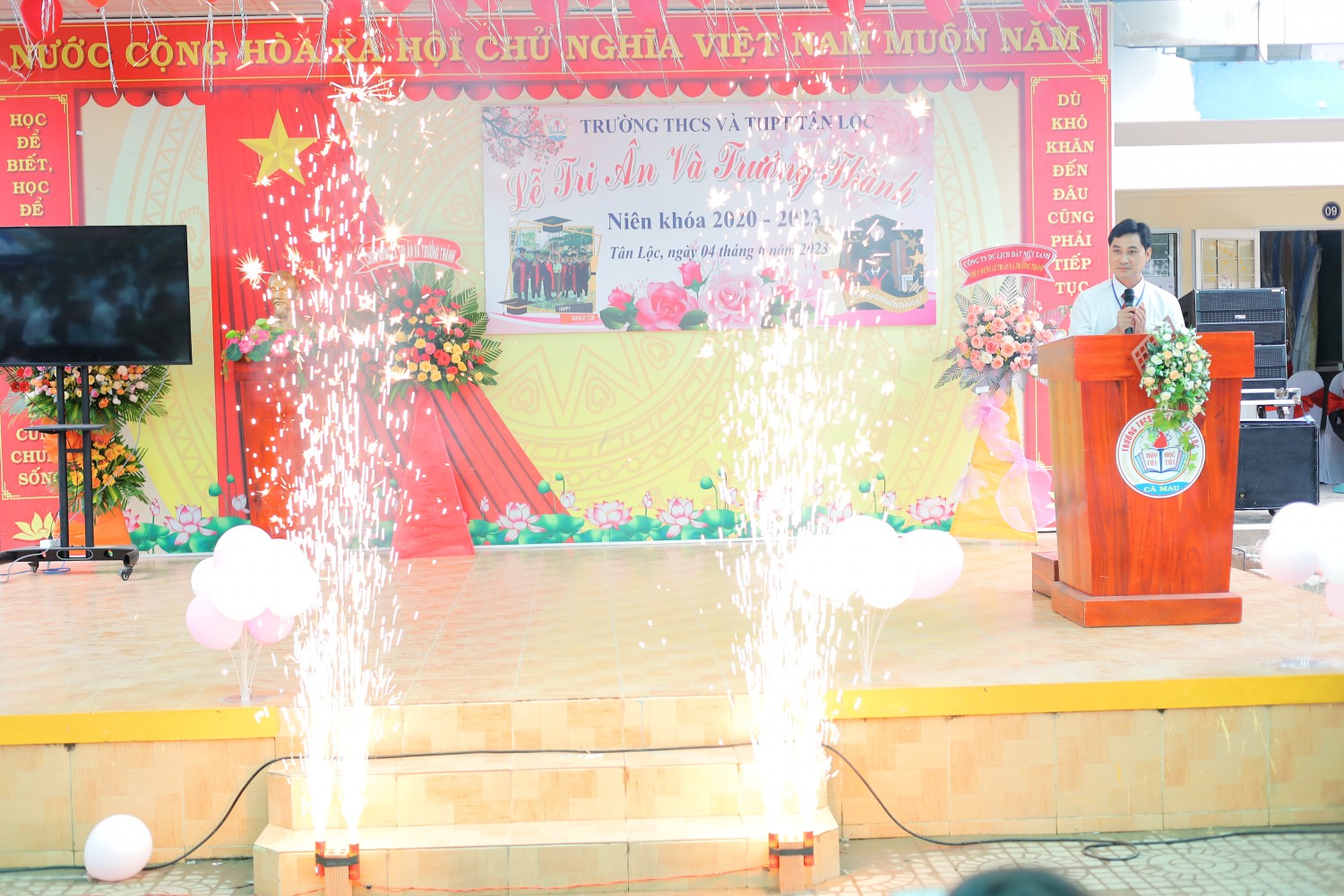 LỜI PHÁT BIỂU CẢM ĐỘNG CỦA HIỆU TRƯỞNG NHÀ TRƯỜNG TRONG BUỔI LỄ TRI ÂN VÀ TRƯỞNG THÀNH CHO HỌC SINH LỚP 12