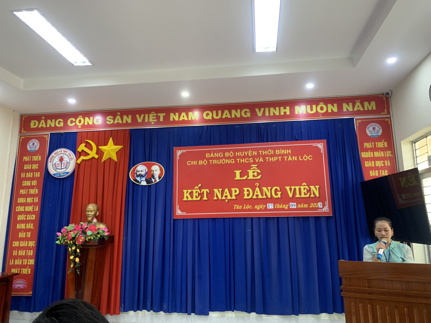 TRƯỜNG THCS VÀ THPT TÂN LỘC TỔ CHỨC LỄ KẾT NẠP ĐẢNG VIÊN MỚI