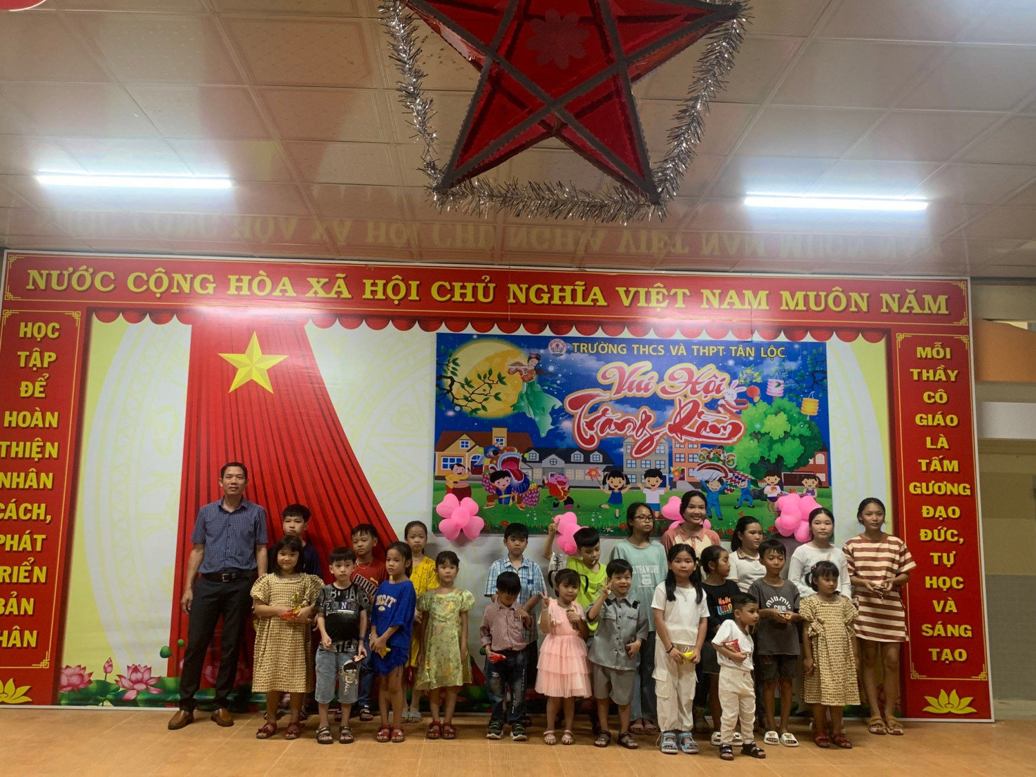 CÔNG ĐOÀN TRƯỜNG TỔ CHỨC TẾT TRUNG THU CHO CÁC CHÁU THIẾU NHI