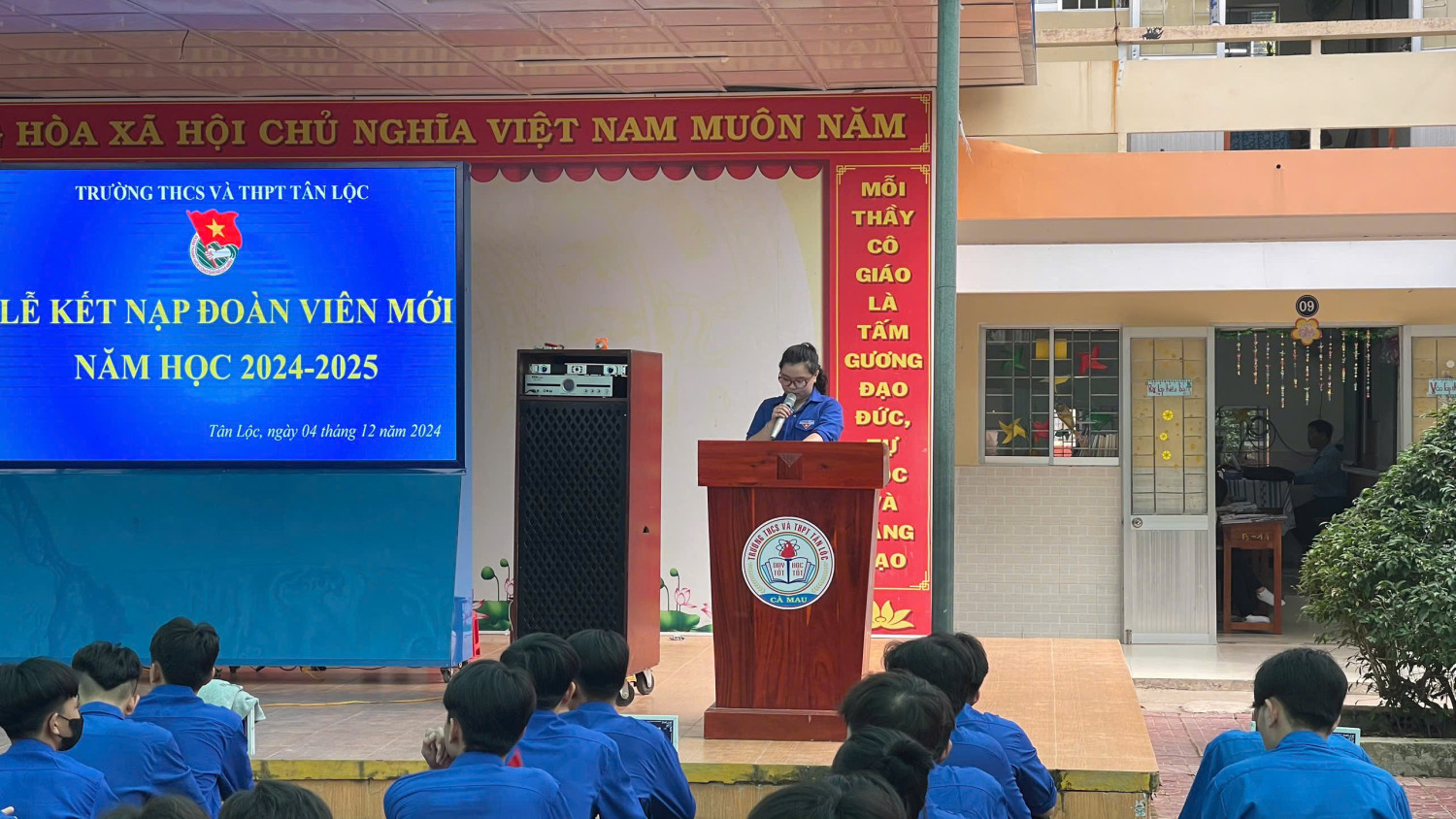 ĐOÀN TRƯỜNG THCS VÀ THPT TÂN LỘC TỔ CHỨC LỄ KẾT NẠP ĐOÀN VIÊN MỚI