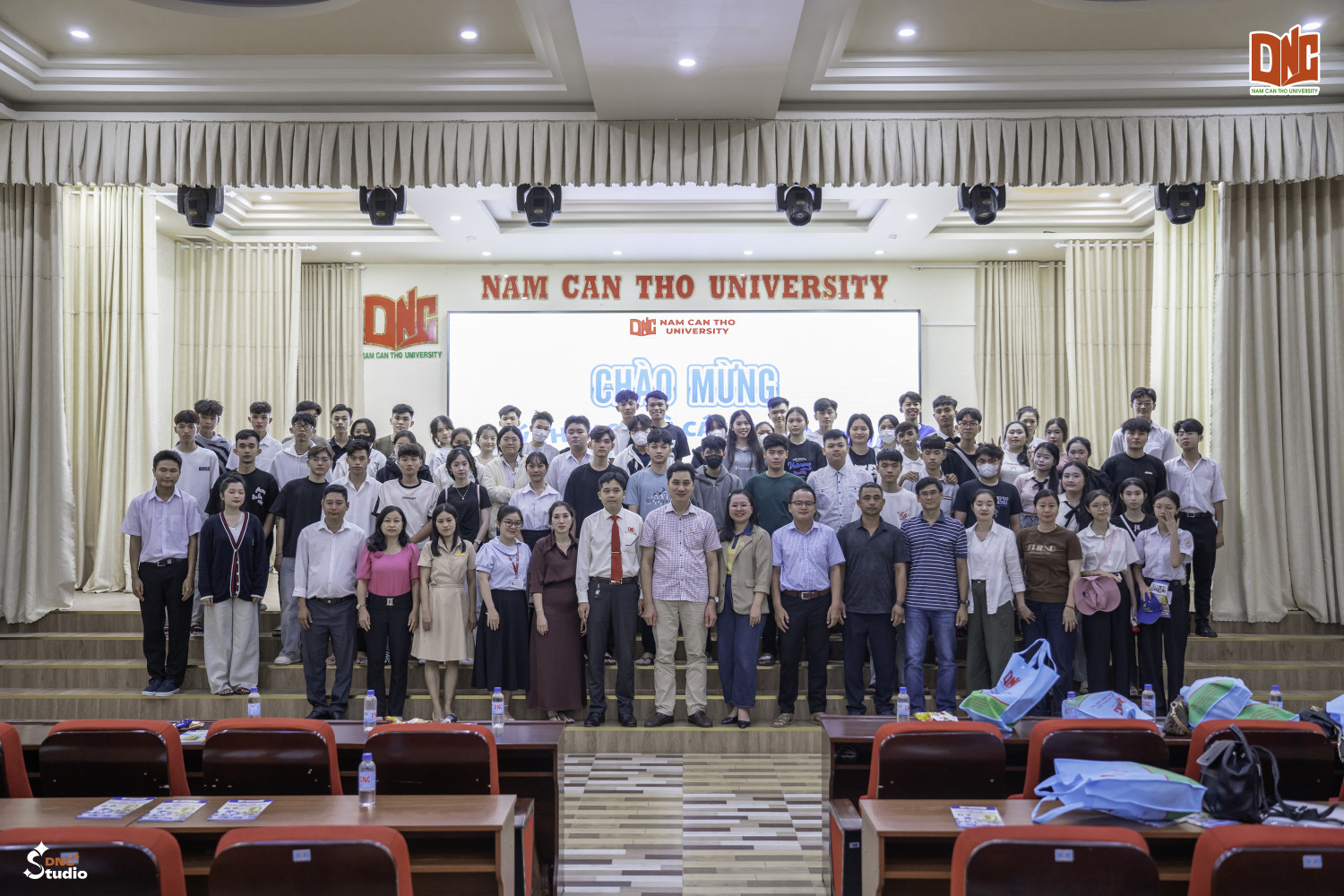 NHÀ TRƯỜNG TỔ CHỨC HOẠT ĐỘNG TRẢI NGHIỆM HƯỚNG NGHIỆP CHO HỌC SINH KHỐI 10 VÀ 11