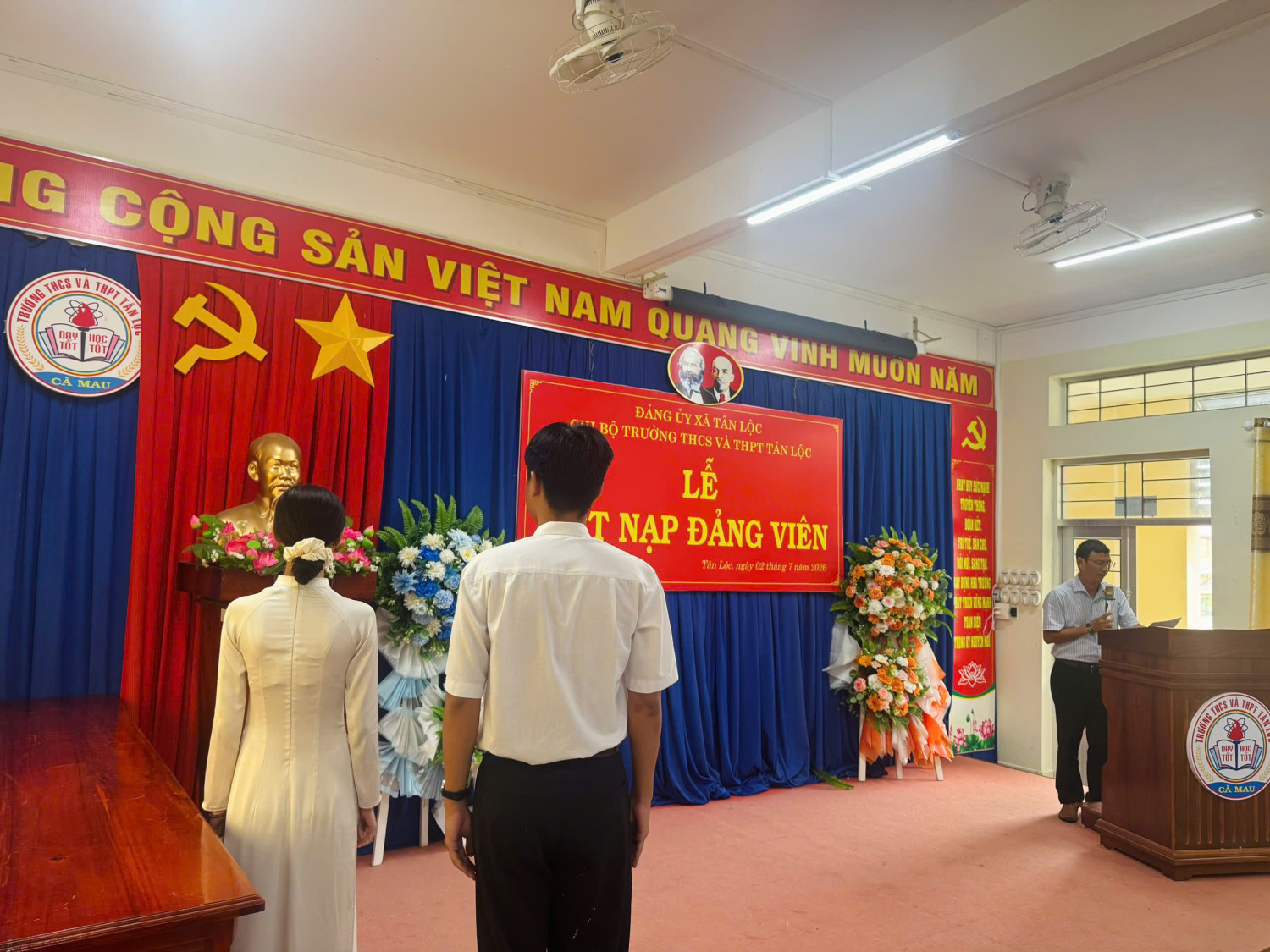 CHI BỘ TRƯỜNG THCS VÀ THPT TÂN LỘC TỔ CHỨC THÀNH CÔNG LỄ KẾT NẠP ĐẢNG VIÊN MỚI