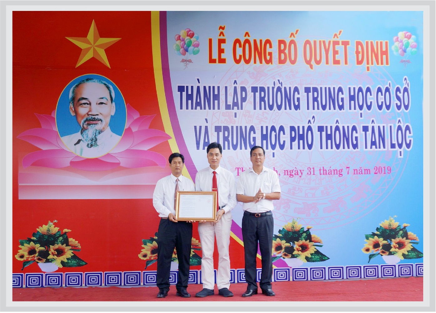 HIệu trưởng nhận QĐ thành lập trường